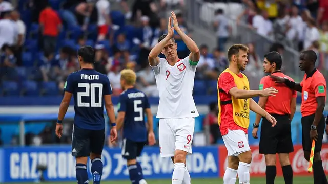 Robert Lewandowski, con el número 9 y el gafete de capitán de Polonia, aplaude a la afición tras un partido del Mundial 2018 ante Japón