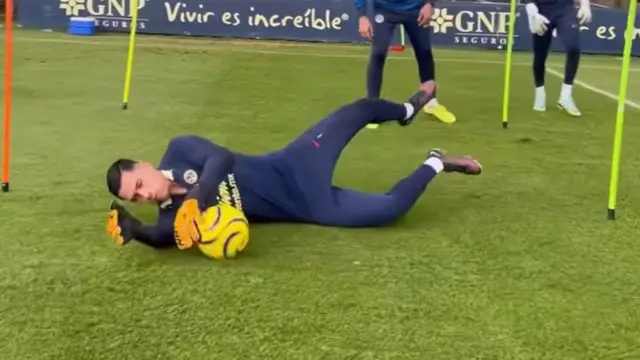 Luis Ángel Malagón se lanza para atajar un balón durante un entrenamiento de porteros