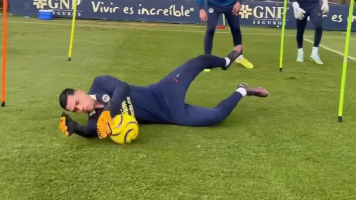 Luis Ángel Malagón se lanza para atajar un balón durante un entrenamiento de porteros