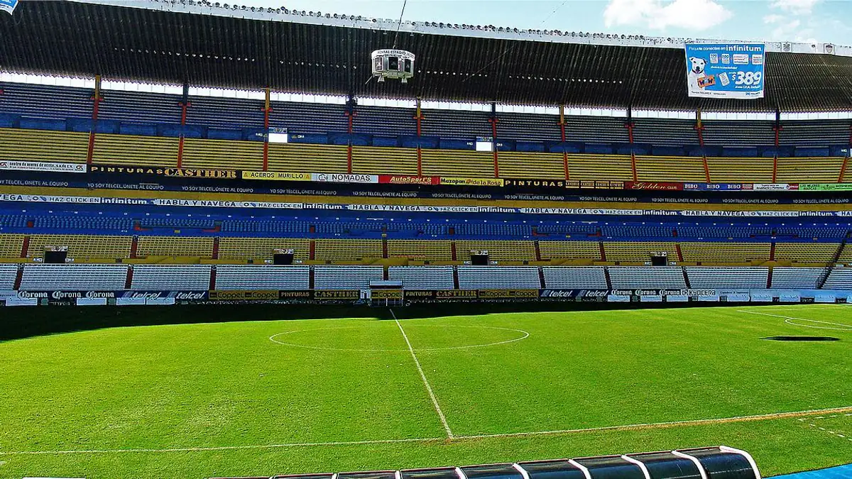 Cancha y tribunas vacías del Estadio Jalisco de Guadalajara, sede del Clásico Tapatío, en un día soleado