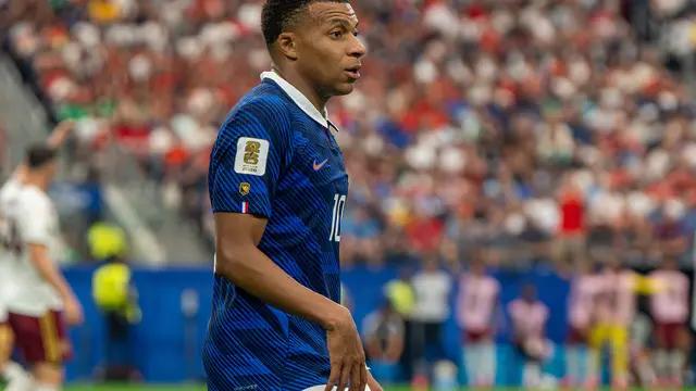 Kylian Mbappé con el uniforme azul de Francia y el número 10 durante el partido Francia vs España del Mundial 2026