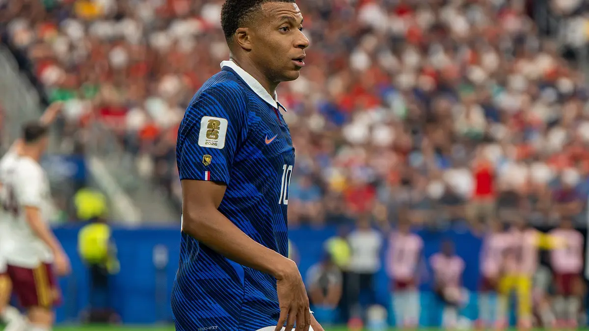 Kylian Mbappé con el uniforme azul de Francia y el número 10 durante el partido Francia vs España del Mundial 2026
