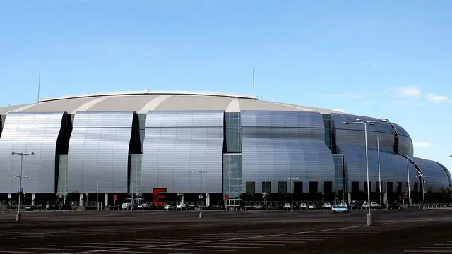 Estadio de Glendale, Arizona, visto a lo lejos bajo un cielo azul, donde México perdió 3-0 ante Estados Unidos