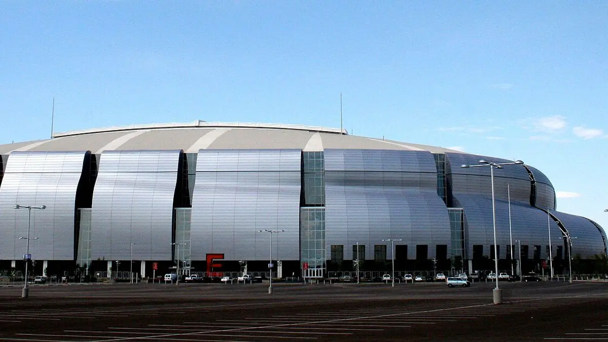 Estadio de Glendale, Arizona, visto a lo lejos bajo un cielo azul, donde México perdió 3-0 ante Estados Unidos