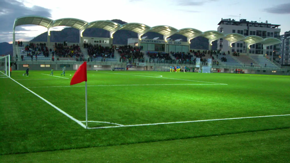 Estadio Nuevo Pepico Amat del CD Eldense en Elda, con la tribuna techada y la afición al atardecer