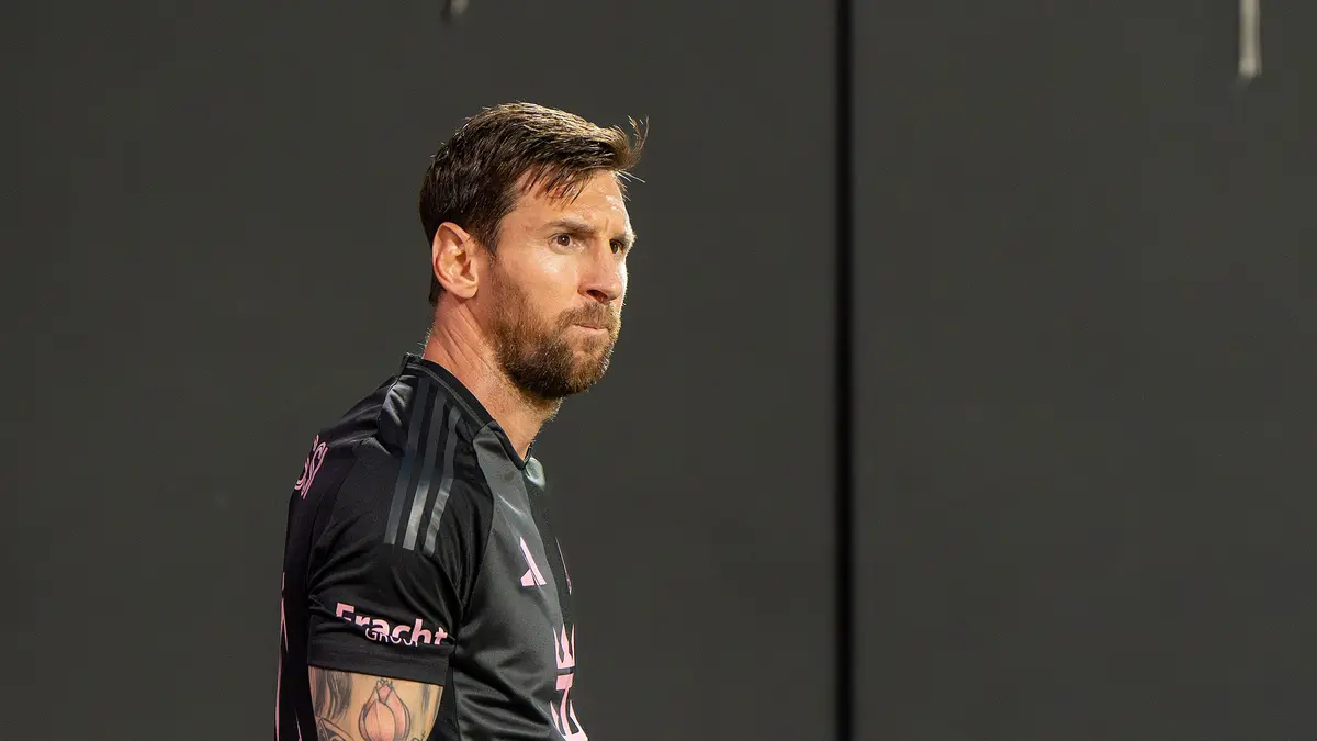 Lionel Messi con el uniforme negro del Inter Miami, de perfil y con barba, durante un partido ante el New York City FC en 2025