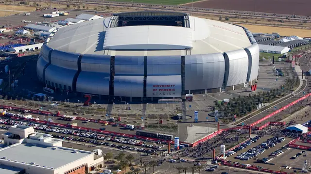 Vista aérea del estadio de Glendale, Arizona, sede del Estados Unidos 3-0 México, rodeado de estacionamientos
