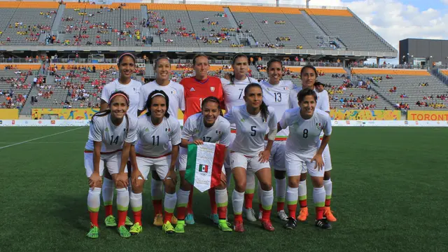 Jugadoras de la Selección Mexicana Femenil posan para la foto oficial antes de un partido de los Juegos Panamericanos 2015 en Hamilton, Canadá