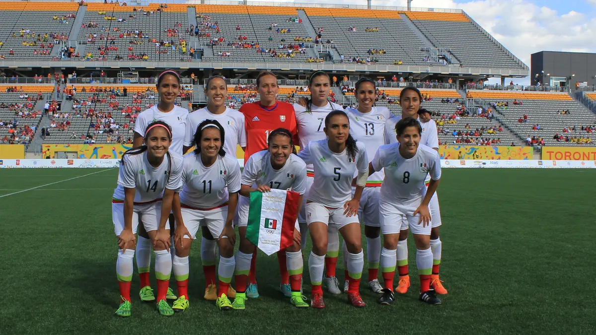 Jugadoras de la Selección Mexicana Femenil posan para la foto oficial antes de un partido de los Juegos Panamericanos 2015 en Hamilton, Canadá