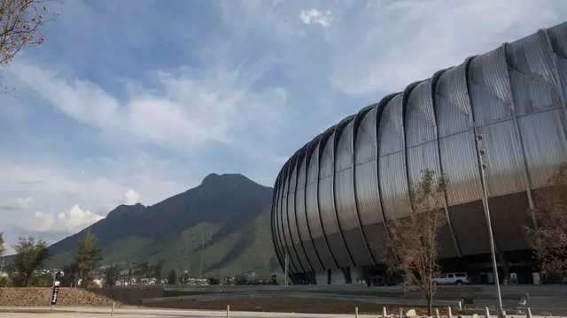Exterior del Estadio BBVA en Guadalupe, Nuevo León, con el Cerro de la Silla al fondo