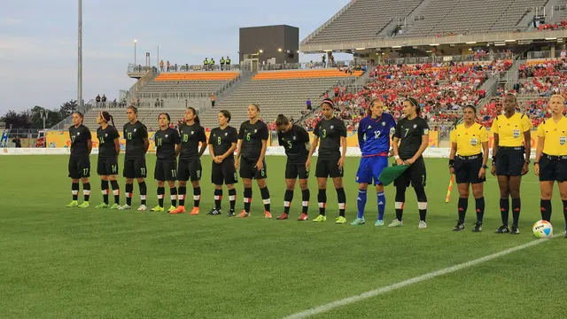 Jugadoras de la Selección Mexicana Femenil formadas en la cancha antes de un partido de los Juegos Panamericanos 2015 en Hamilton, Canadá