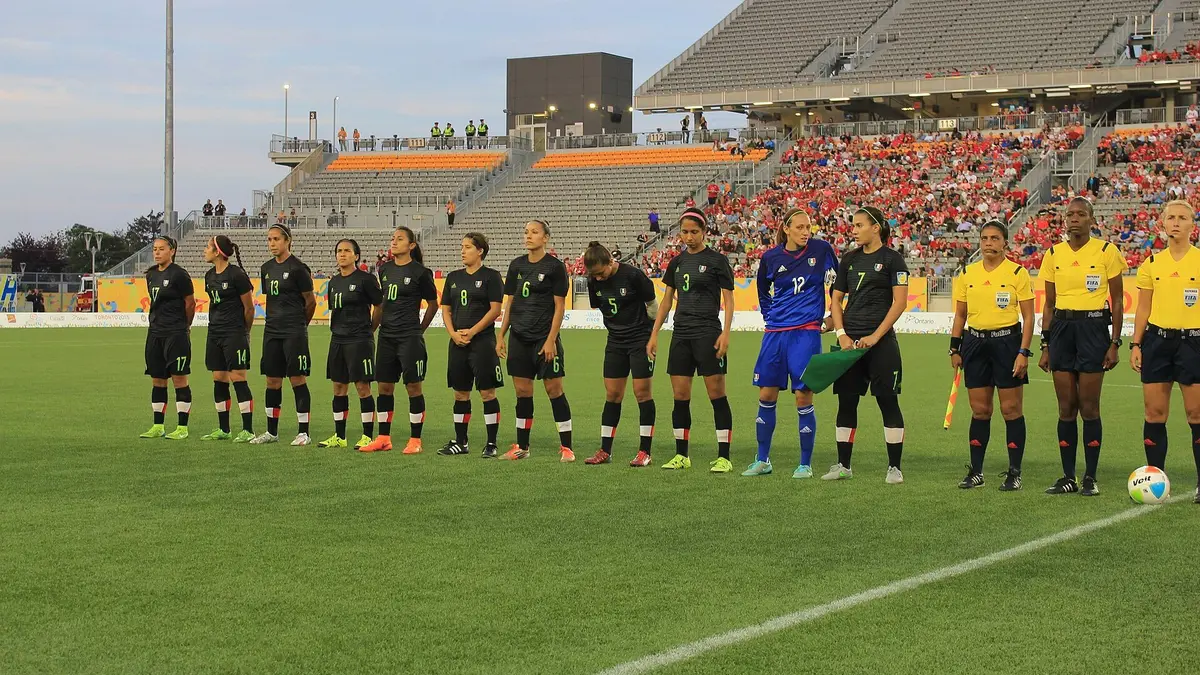 Jugadoras de la Selección Mexicana Femenil formadas en la cancha antes de un partido de los Juegos Panamericanos 2015 en Hamilton, Canadá