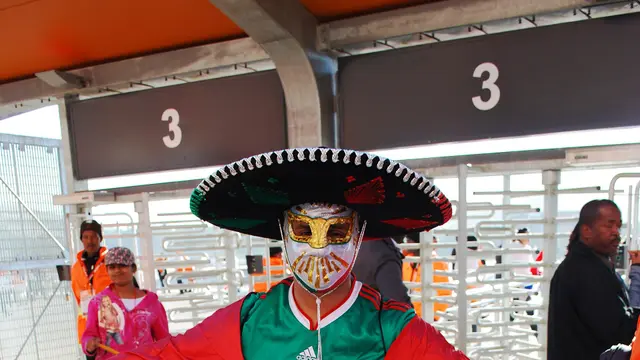 Aficionado con sombrero, máscara y playera de México a la entrada de un estadio del Mundial de Sudáfrica 2010
