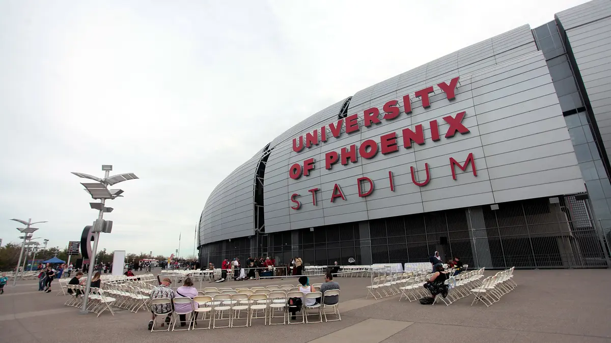 Exterior del estadio de Glendale, Arizona, con su nombre anterior en letras rojas sobre la fachada plateada