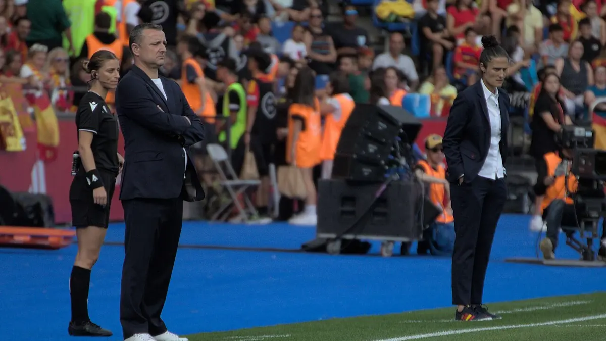 Montse Tomé, de traje oscuro, observa el partido de pie junto a la línea de banda como seleccionadora de España
