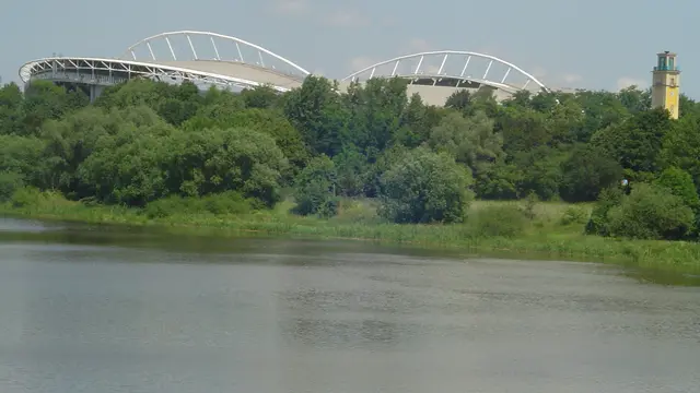 Zentralstadion de Leipzig visto desde el río en junio de 2006, estadio donde México cayó ante Argentina en octavos del Mundial de Alemania