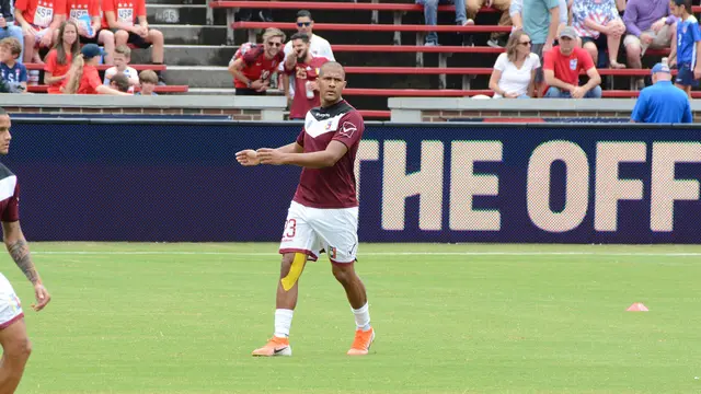 Salomón Rondón con el uniforme vinotinto de Venezuela durante el calentamiento de un partido amistoso en 2019