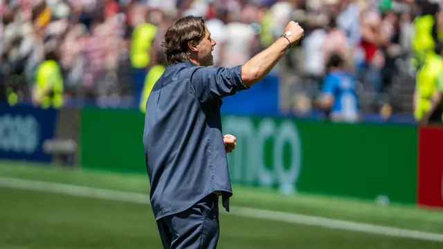 Mauricio Pochettino levanta el puño desde la orilla de la cancha durante un partido de Estados Unidos en el Mundial 2026