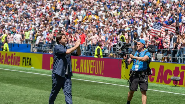 Mauricio Pochettino aplaude a la afición en la cancha durante el Estados Unidos vs Australia del Mundial 2026