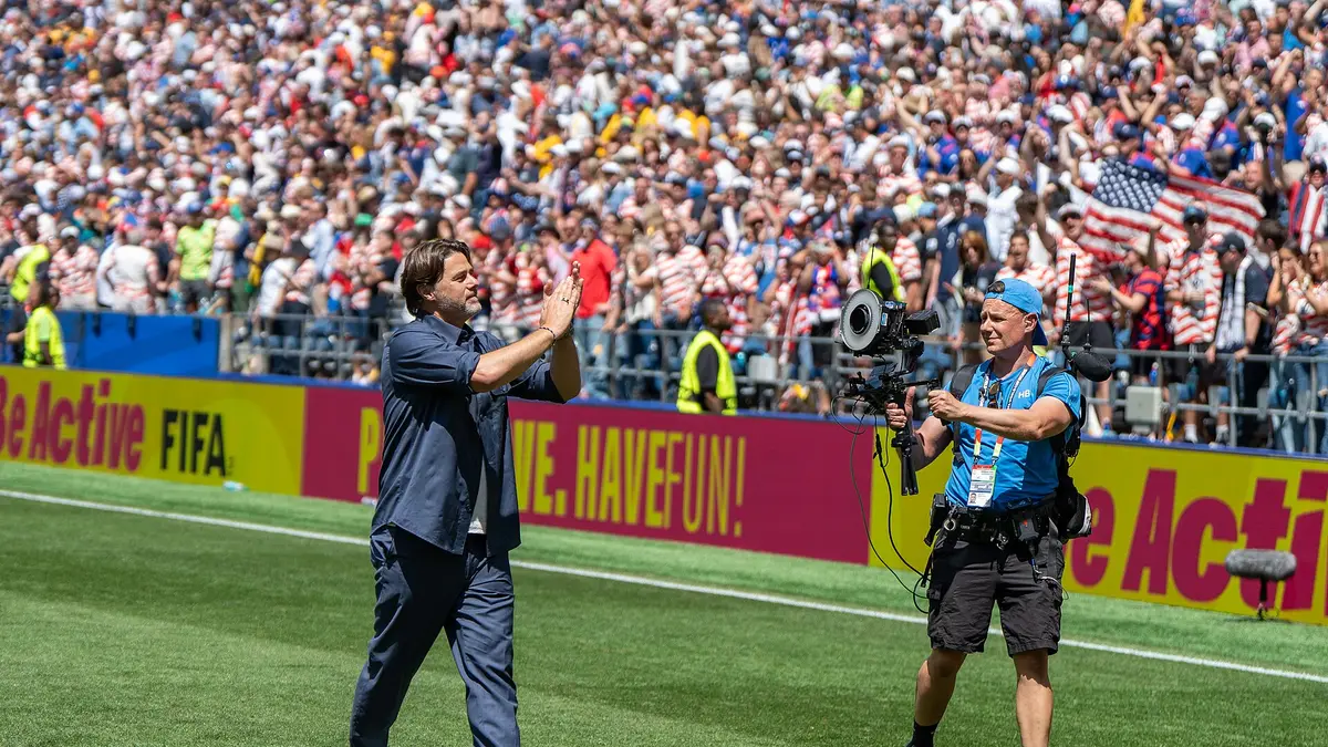 Mauricio Pochettino aplaude a la afición en la cancha durante el Estados Unidos vs Australia del Mundial 2026