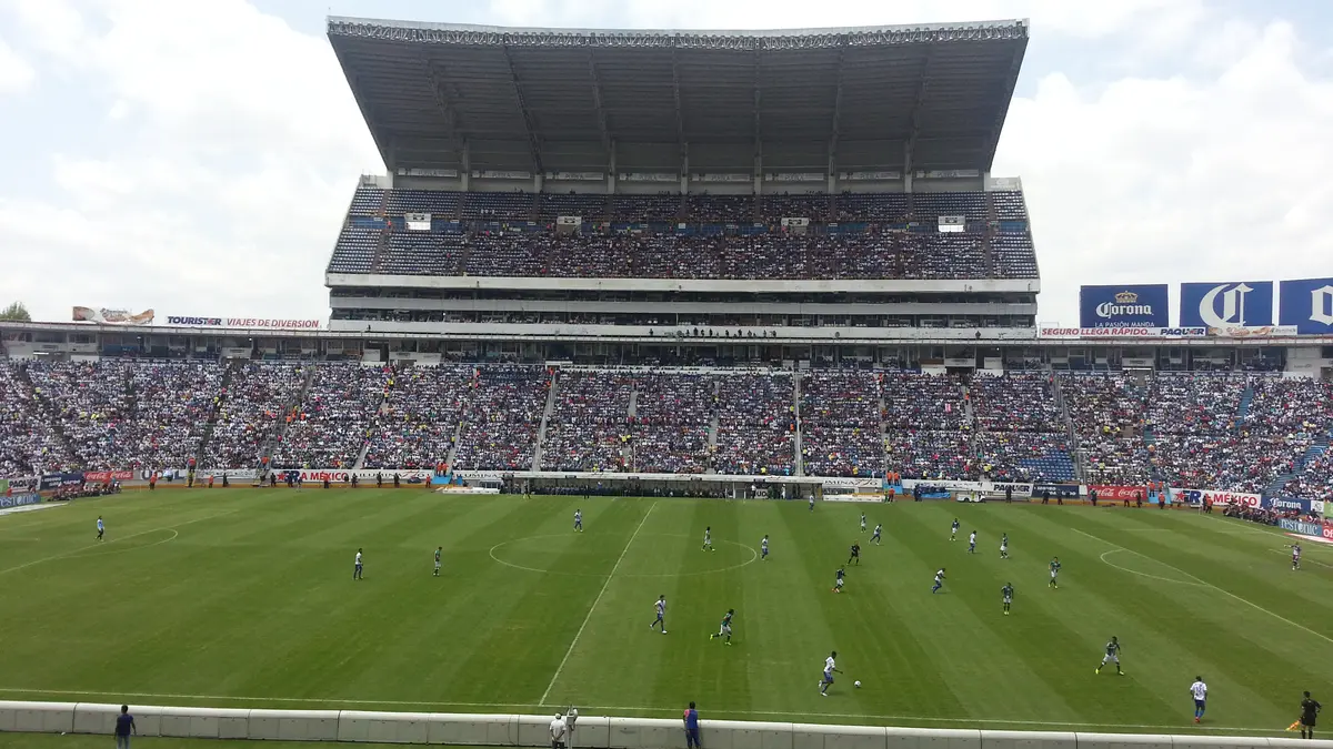 Tribunas llenas del Estadio Cuauhtémoc de Puebla durante un partido entre Puebla y León