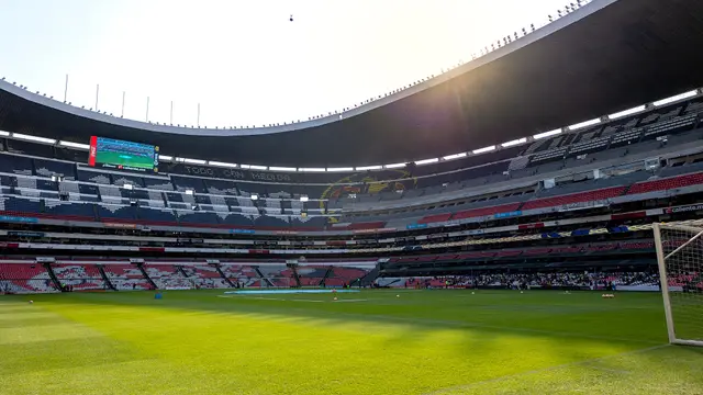 Cancha y tribunas del Estadio Azteca, en la Ciudad de México, en una tarde soleada con la portería en primer plano