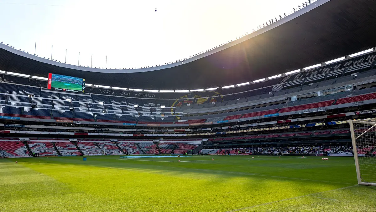 Cancha y tribunas del Estadio Azteca, en la Ciudad de México, en una tarde soleada con la portería en primer plano