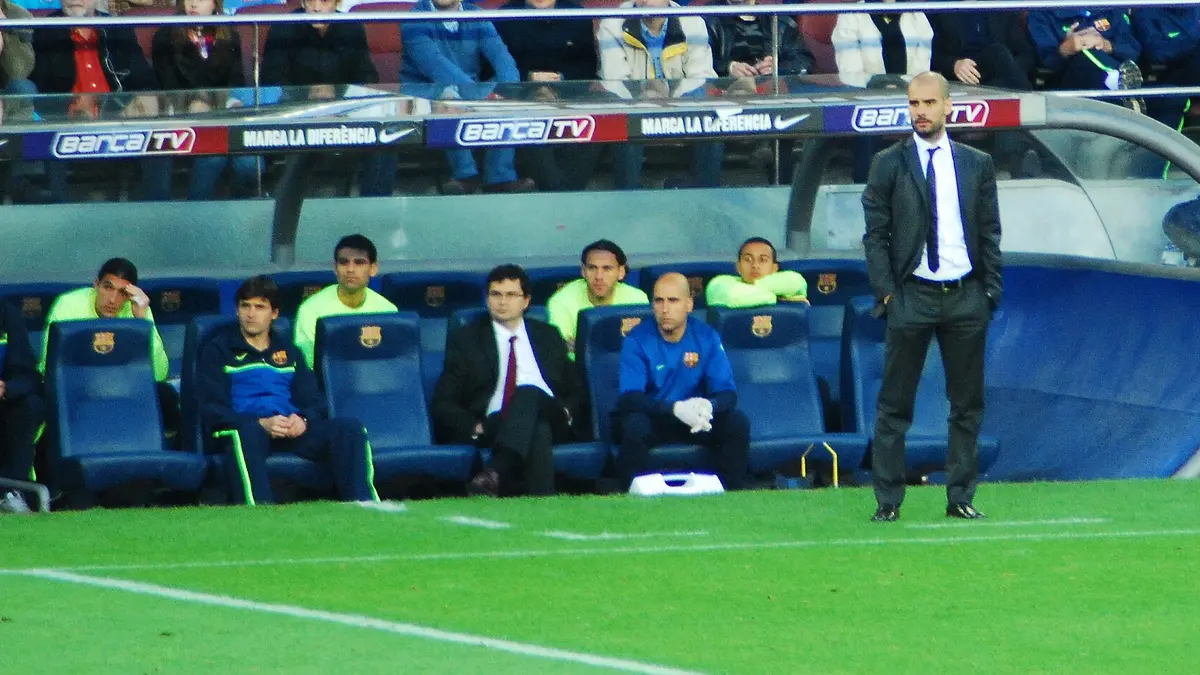 Banquillo del FC Barcelona en mayo de 2010, con Pep Guardiola de pie junto a la cancha del Camp Nou
