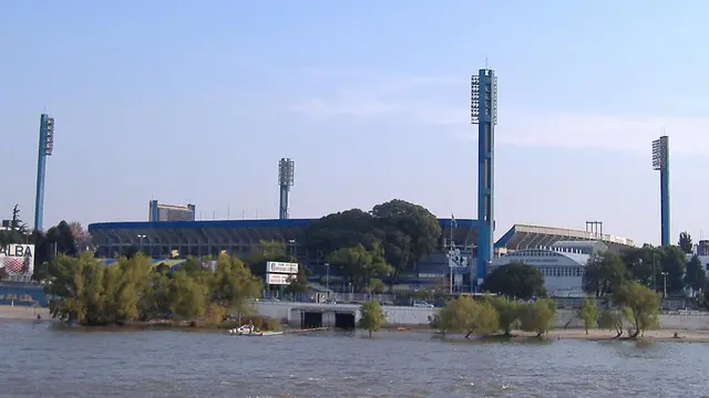 Estadio Gigante de Arroyito de Rosario Central, en Rosario, Argentina, visto desde el río Paraná con sus torres de iluminación azules