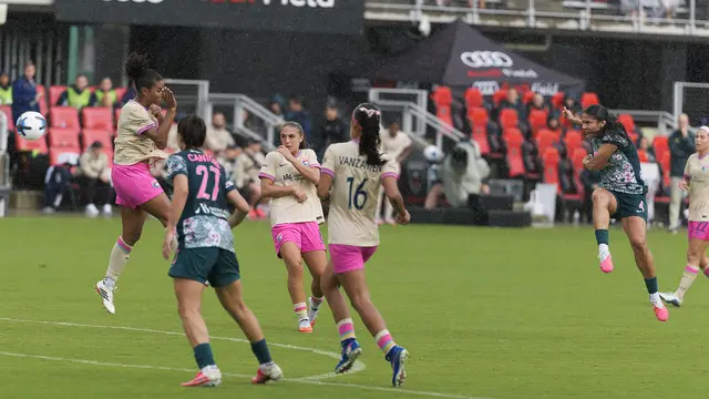 Rebeca Bernal, con el uniforme oscuro del Washington Spirit, dispara de volea durante un partido ante San Diego Wave FC en el Audi Field