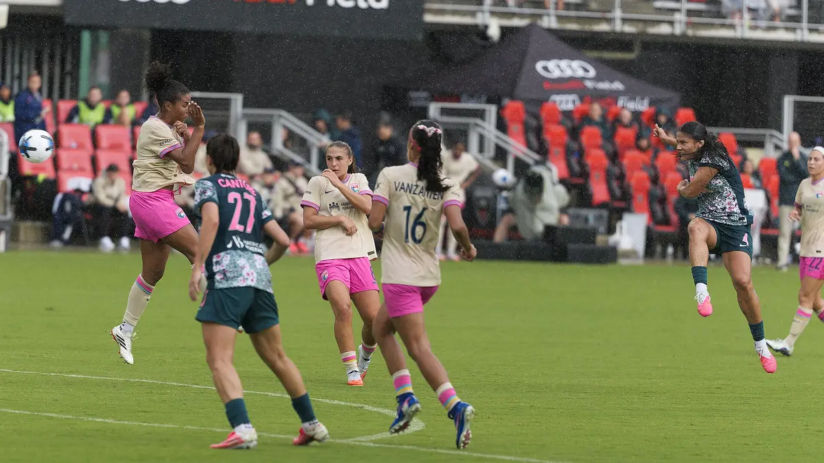 Rebeca Bernal, con el uniforme oscuro del Washington Spirit, dispara de volea durante un partido ante San Diego Wave FC en el Audi Field