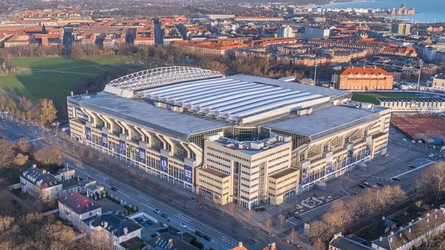 Vista aérea del estadio Parken, casa del FC Copenhague, rodeado de edificios de la ciudad y con el mar al fondo