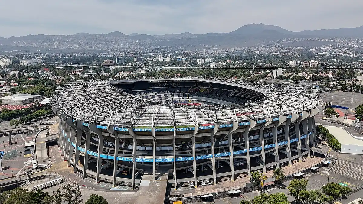 Vista aérea del Estadio Azteca, hoy Estadio Banorte, casa del América, con la Ciudad de México y las montañas al fondo