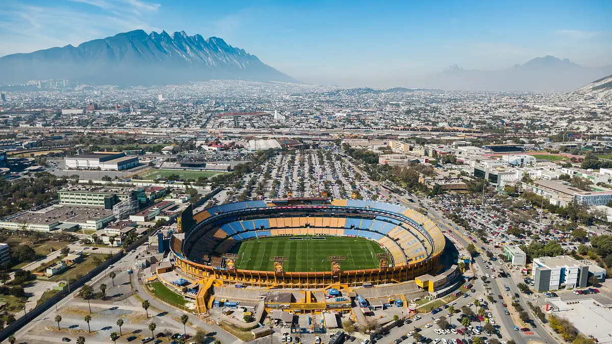 Vista aérea del Estadio Universitario de Tigres en San Nicolás de los Garza, con el Cerro de la Silla al fondo