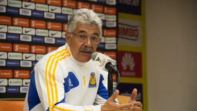 Ricardo Tuca Ferretti habla frente a un micrófono en una conferencia de prensa de la Concacaf Liga de Campeones 2016, cuando dirigía a Tigres