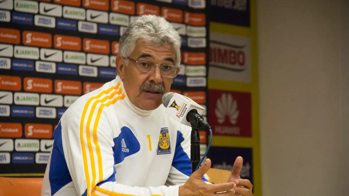 Ricardo Tuca Ferretti habla frente a un micrófono en una conferencia de prensa de la Concacaf Liga de Campeones 2016, cuando dirigía a Tigres