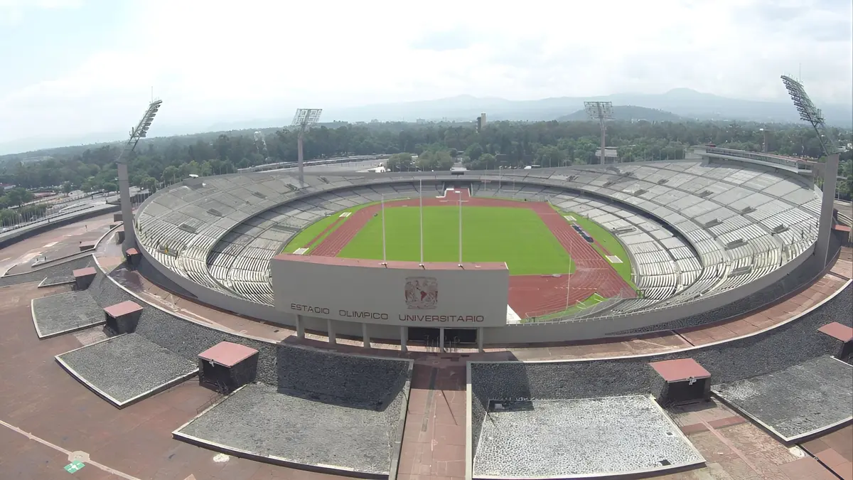 Vista aérea del Estadio Olímpico Universitario en Ciudad Universitaria, con la fachada del estadio, la cancha y las gradas vacías