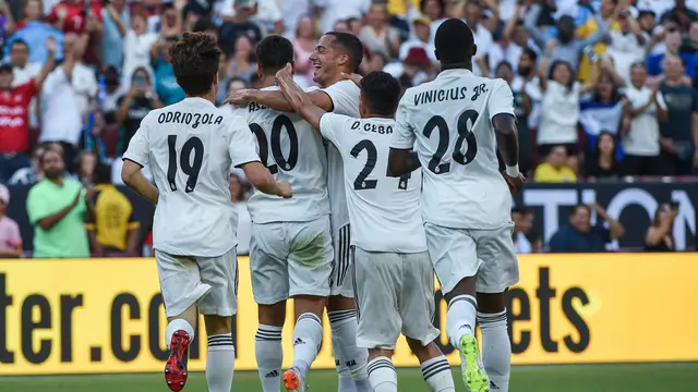 Vinícius Júnior, de espaldas con el número 28, celebra un gol con compañeros del Real Madrid en un partido de pretemporada de 2018